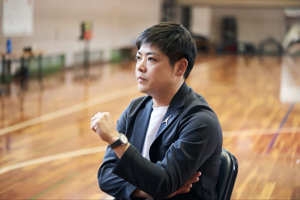 DUNKcoach830's tweet photo. 福岡大大濠・片峯聡太監督の言葉。
「少なくともミニバスは強くなくても勝たなくてもいいはずです」

全国優勝経験のある名将が
あえてこう語っているんですよね。

✅ミニバス世代に必要なのは勝敗より人間性の土台
✅挨拶、思いやり、自分の意見を言えること
✅その土台があるから高校で本当の強さが育っていく

「勝たせなきゃ」と焦ってしまう気持ち、分かります。
でも今は、その土台を作る時期なんで🔥

そのうえに勝利が乗っかってくる。
結局はこれが近道。