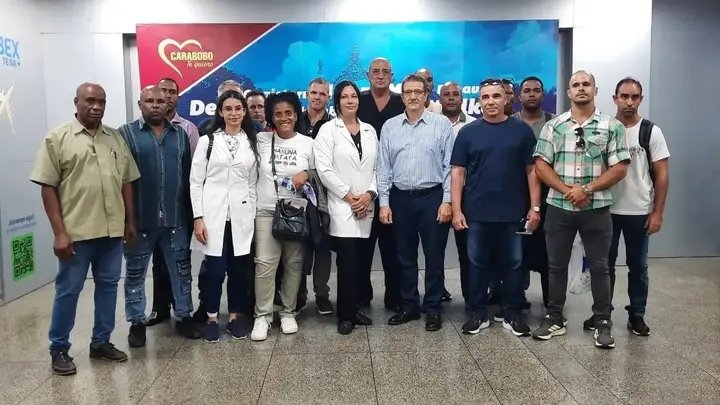 Comunicaci92076's tweet photo. Llega a #VenezuelaNoEstáSola el segundo grupo de rescatistas cubanos, en búsqueda y salvamento en las zonas afectadas por los sismos. #Mayabeque los apoya. 
#FuerzaVenezuela 🇻🇪 https://t.co/2ScbCEVOdT
