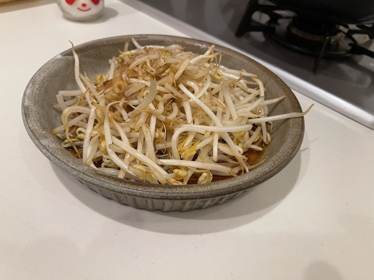 kamonan1200's tweet photo. 今日はソロ飯なのでもやしの牛脂炒めで飲む https://t.co/WlsQLMAdfL