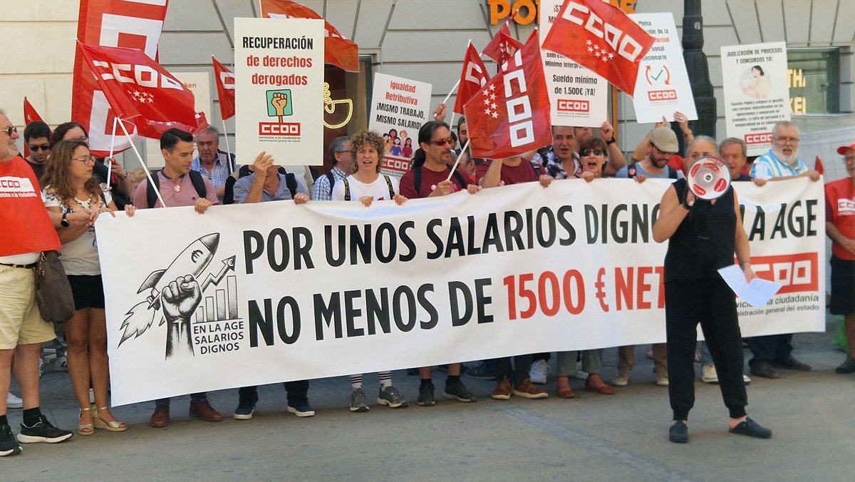 sae_fsc_ccoo's tweet photo. 🛑 Exigimos salarios dignos ya. El 15% de la plantilla de la AGE roza el SMI, haciendo imposible retener talento. Desde Hacienda reclamamos un salario mínimo de 1.500€ para el personal funcionario y laboral. ¡Basta de perder poder adquisitivo! ✊📉 #SalariosDignos #CCOO https://t.co/ZCgtnIBJop