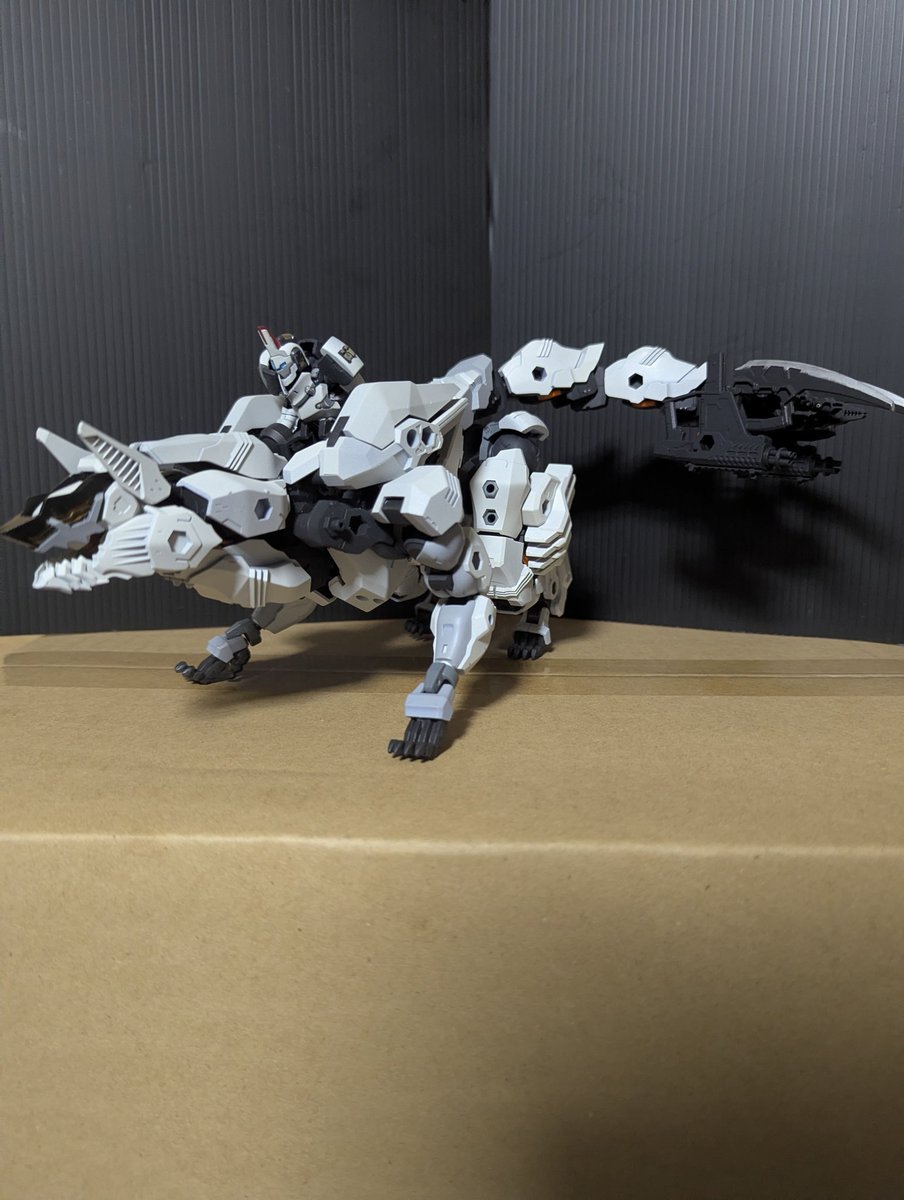 bell1932's tweet photo. マーナガルムさん下塗りから組立まで！
獣型も人型もクッソカッコよい上にハンドパーツの差し替え以外、ほぼ完全変形
何より武器がクリスベクターっぽくて好き
難点を上げるとすれば重心と接地性の兼ね合いで人型だとタイヤ出さんと立たせにくいことくらい？
部分塗装だー！

#ヘキサギア https://t.co/pDTmtYqhfB