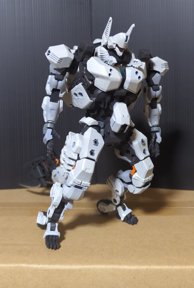 bell1932's tweet photo. マーナガルムさん下塗りから組立まで！
獣型も人型もクッソカッコよい上にハンドパーツの差し替え以外、ほぼ完全変形
何より武器がクリスベクターっぽくて好き
難点を上げるとすれば重心と接地性の兼ね合いで人型だとタイヤ出さんと立たせにくいことくらい？
部分塗装だー！

#ヘキサギア https://t.co/pDTmtYqhfB