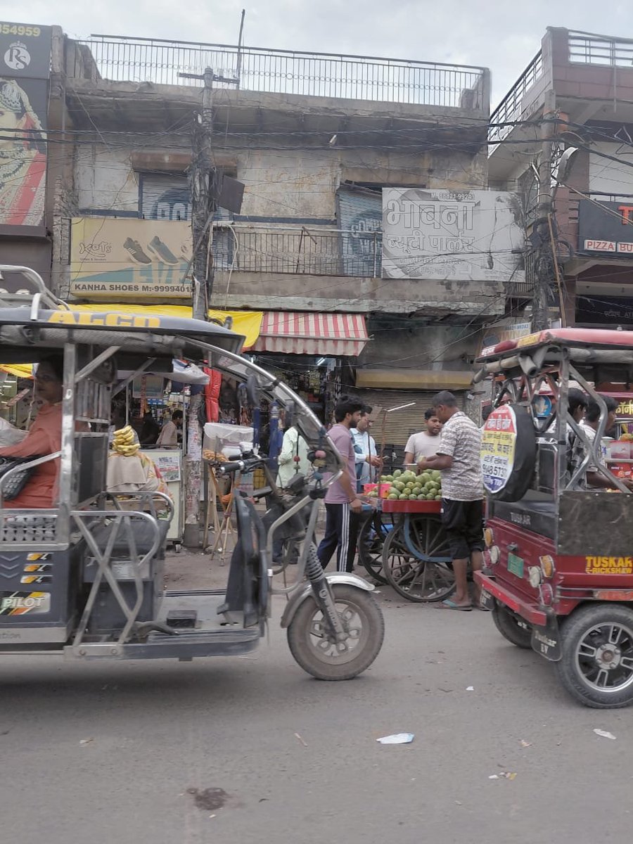 brajtomar1's tweet photo. @DelhiComplaint @LtGovDelhi @gupta_rekha @SandhuTaranjitS @LokNiwasDelhi @HMOIndia @PMOIndia @narendramodi @dtptraffic @praveshwahi नजफगढ़ रोड़ नांगलोई चौक से लेकर 1 KM नजफ़गढ़ रोड़ तक प्रतिदिन जाम लगता है फुटपाथ तो छोड़ो 10 से 15 फीट तक अतिक्रमण ही है  दुकानें भी रोड पर और फिर रेड़ी, फिर ई रिक्शा मतलब ये रोड इतनी चौड़ी होने के बाद भी लोग परेशान हैं? https://t.co/0eJlsMM30R