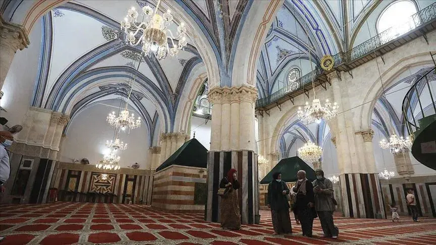Ferdi_Karabasan's tweet photo. Kutsal camimizi sinagoga çeviriyorlar.
4 peygamberin mezarına ev sahipliği yapıyor.

Filistinli yetkililer, İsrail'in işgal altındaki El Halil kentinde bulunan Harem-i İbrahim Camisi'ni sinagoga dönüştürmeyi planladığını bildirdi. https://t.co/DMMaVaUypZ