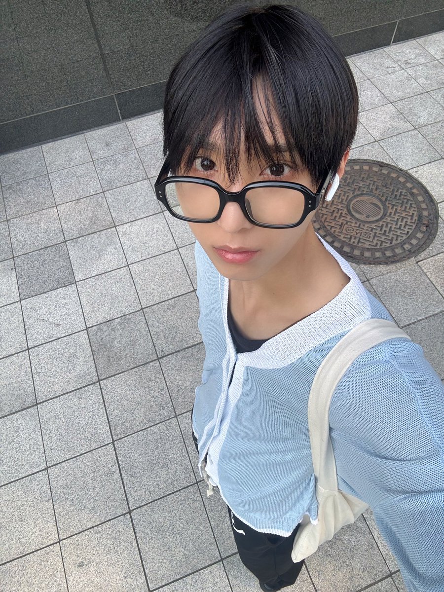 oeluvan's tweet photo. 어제 이렇게 꾸미고 친형들이랑 같이 밥먹었대.. https://t.co/0L7oN7wU93