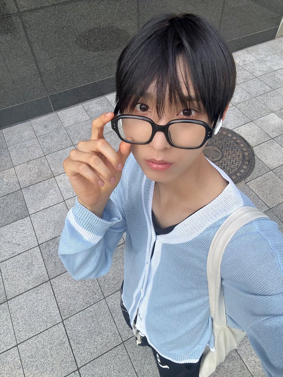 oeluvan's tweet photo. 어제 이렇게 꾸미고 친형들이랑 같이 밥먹었대.. https://t.co/0L7oN7wU93