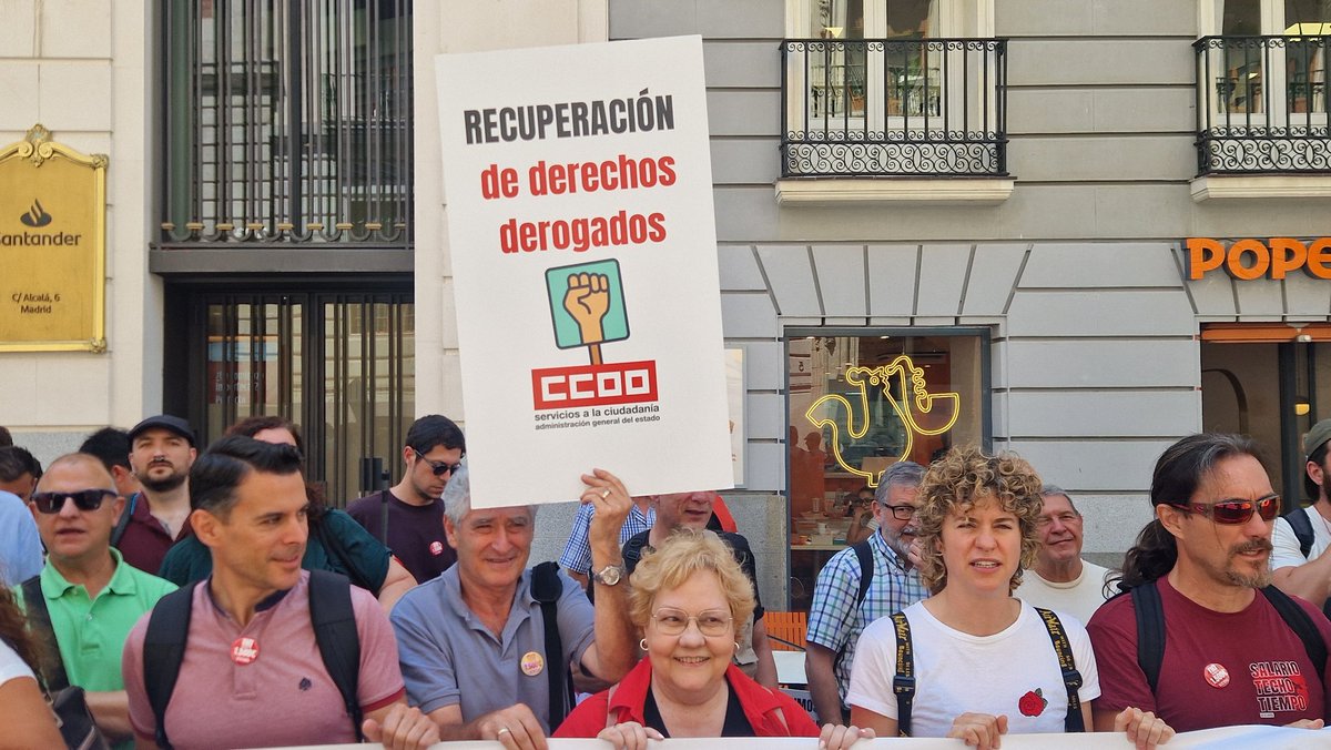 sae_fsc_ccoo's tweet photo. 📢 Con sueldos netos de 1.200€, el 30% de las plazas de las oposiciones se quedan vacantes. Trabajar en la AGE debe ser atractivo. Nos concentramos ante Hacienda por la dignidad salarial de funcionarios y laborales. ¡Soluciones ya! 👥🔥 #ServiciosPúblicos #CCOOenLucha https://t.co/k2dQUf3GKJ