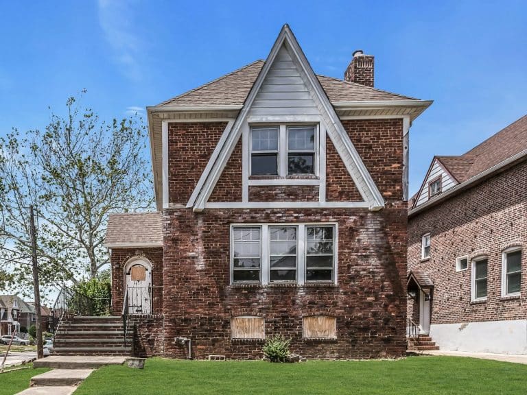 MaltzAuctions's tweet photo. 3 BR Home in Lynbrook, NY Scheduled for Public Administrator Auction July 20th-22nd with a $440,000 Opening Bid: https://t.co/8TKPIJMmES https://t.co/iLGMekkcf9