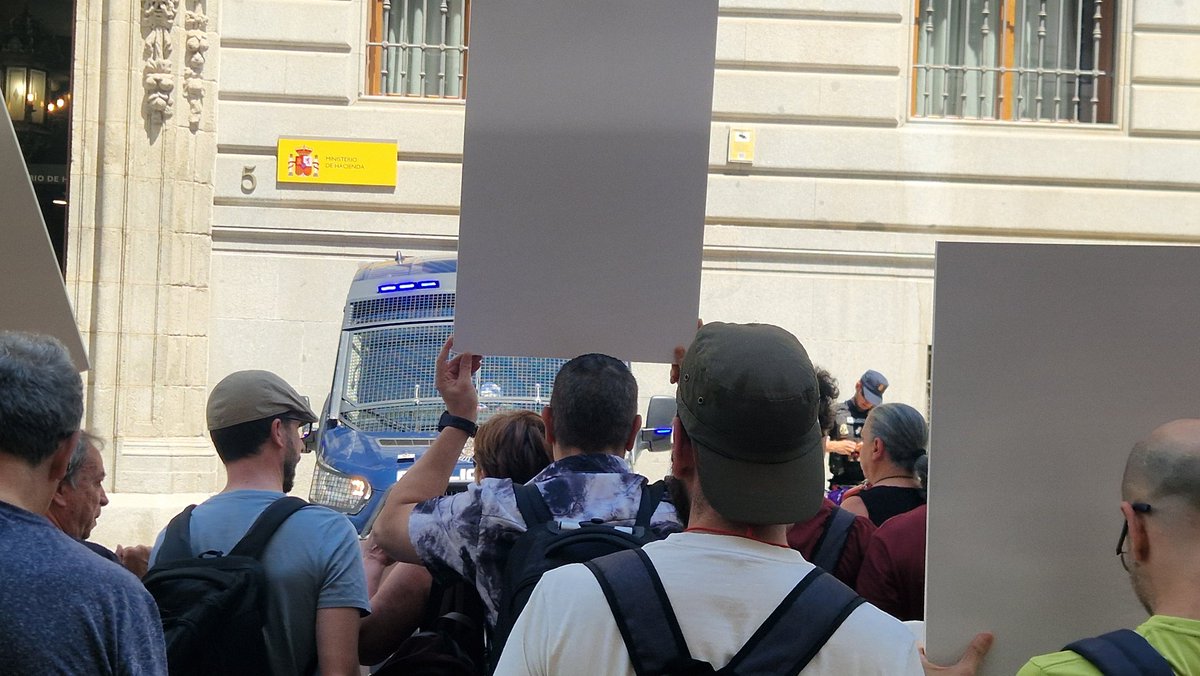 sae_fsc_ccoo's tweet photo. 📢 Con sueldos netos de 1.200€, el 30% de las plazas de las oposiciones se quedan vacantes. Trabajar en la AGE debe ser atractivo. Nos concentramos ante Hacienda por la dignidad salarial de funcionarios y laborales. ¡Soluciones ya! 👥🔥 #ServiciosPúblicos #CCOOenLucha https://t.co/k2dQUf3GKJ