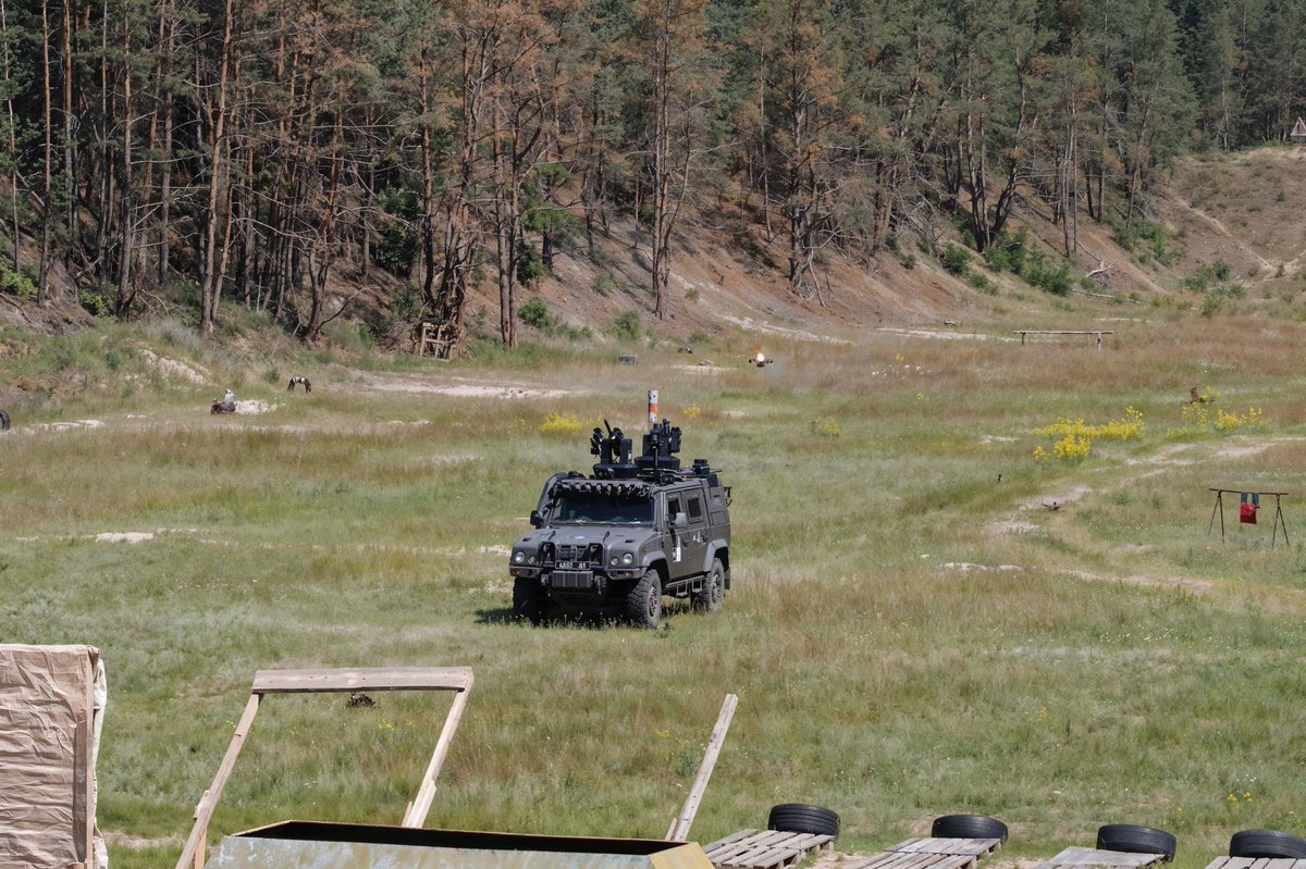 Drone_Wars_'s tweet photo. Ukrainian company Tactical Technology has demonstrated an experimental counter-drone system mounted on an Iveco LMV armored vehicle. The system was showcased during a demonstration organized for the Commander-in-Chief of the Armed Forces of Ukraine. #Ukraine #CounterUAS #IvecoLMV https://t.co/43wYaPh81a