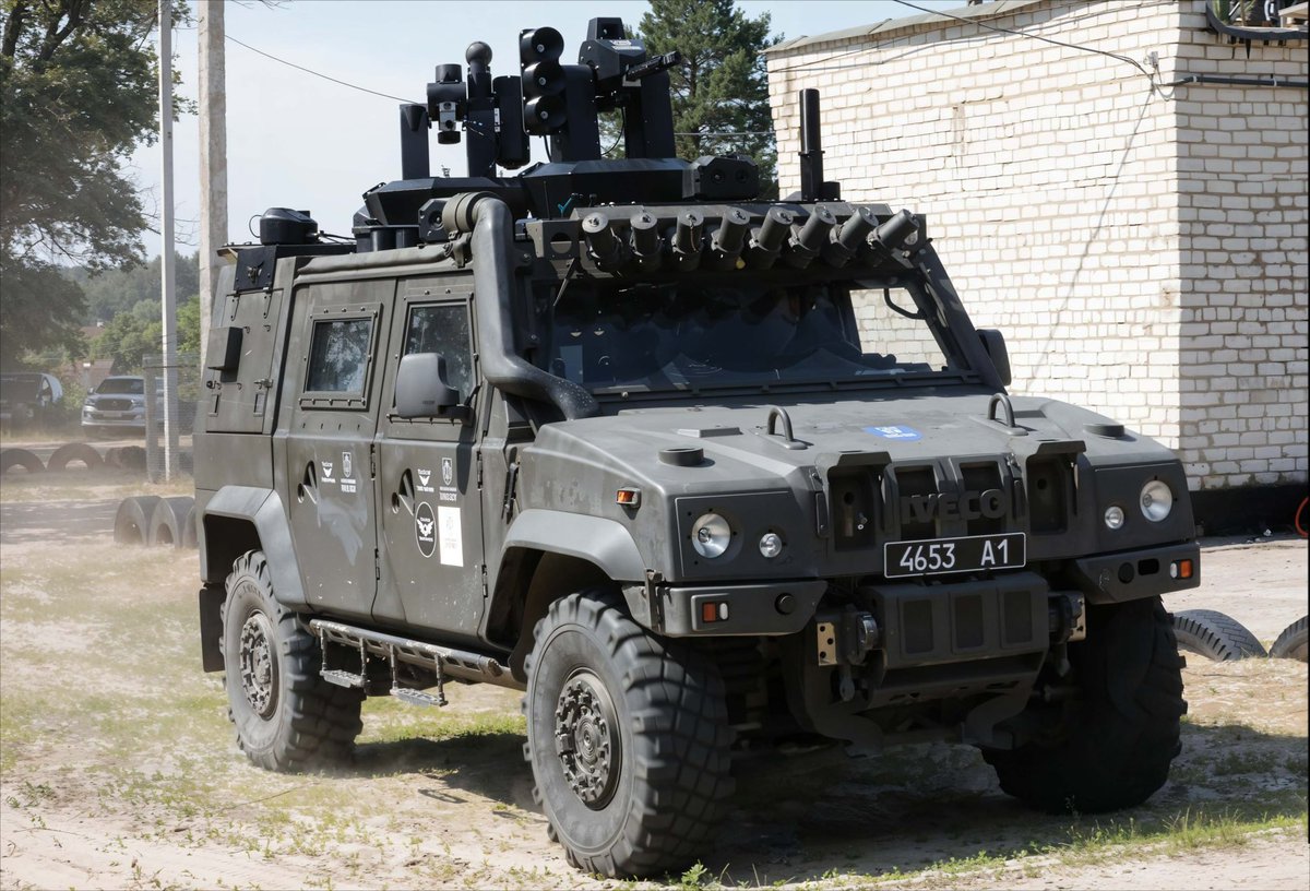 Drone_Wars_'s tweet photo. Ukrainian company Tactical Technology has demonstrated an experimental counter-drone system mounted on an Iveco LMV armored vehicle. The system was showcased during a demonstration organized for the Commander-in-Chief of the Armed Forces of Ukraine. #Ukraine #CounterUAS #IvecoLMV https://t.co/43wYaPh81a