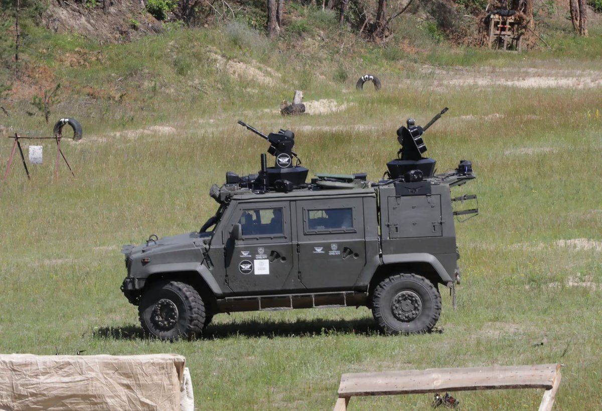 Drone_Wars_'s tweet photo. Ukrainian company Tactical Technology has demonstrated an experimental counter-drone system mounted on an Iveco LMV armored vehicle. The system was showcased during a demonstration organized for the Commander-in-Chief of the Armed Forces of Ukraine. #Ukraine #CounterUAS #IvecoLMV https://t.co/43wYaPh81a