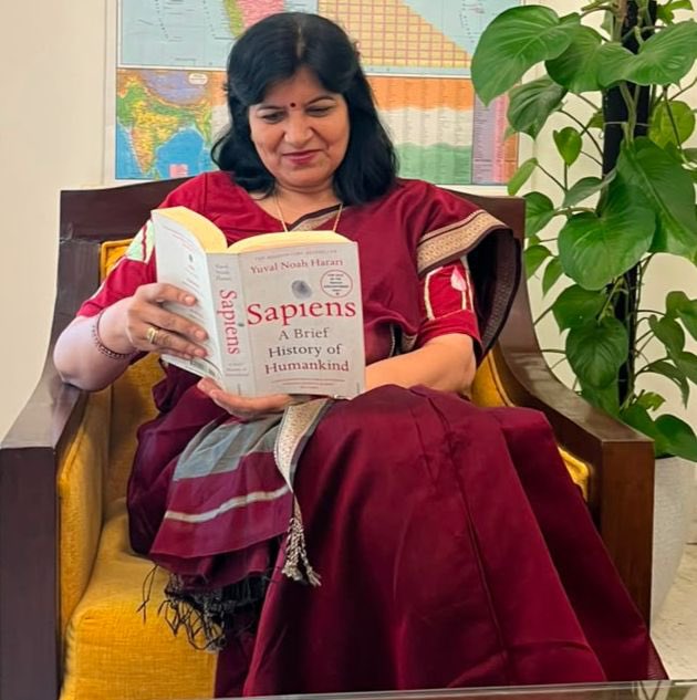 AprajitaSarangi's tweet photo. Just finished reading SAPIENS by Yuval Noah Harari . 
What a Captivating BOOK this is! 
I strongly recommend it to all.

The next two books I picked up from my Home Library now-

A) 21 Lessons of 21st Century :
by Yuval Noah Harari

B )The Book of Life :
by J.Krishnamurthy https://t.co/qYrdRllRd5