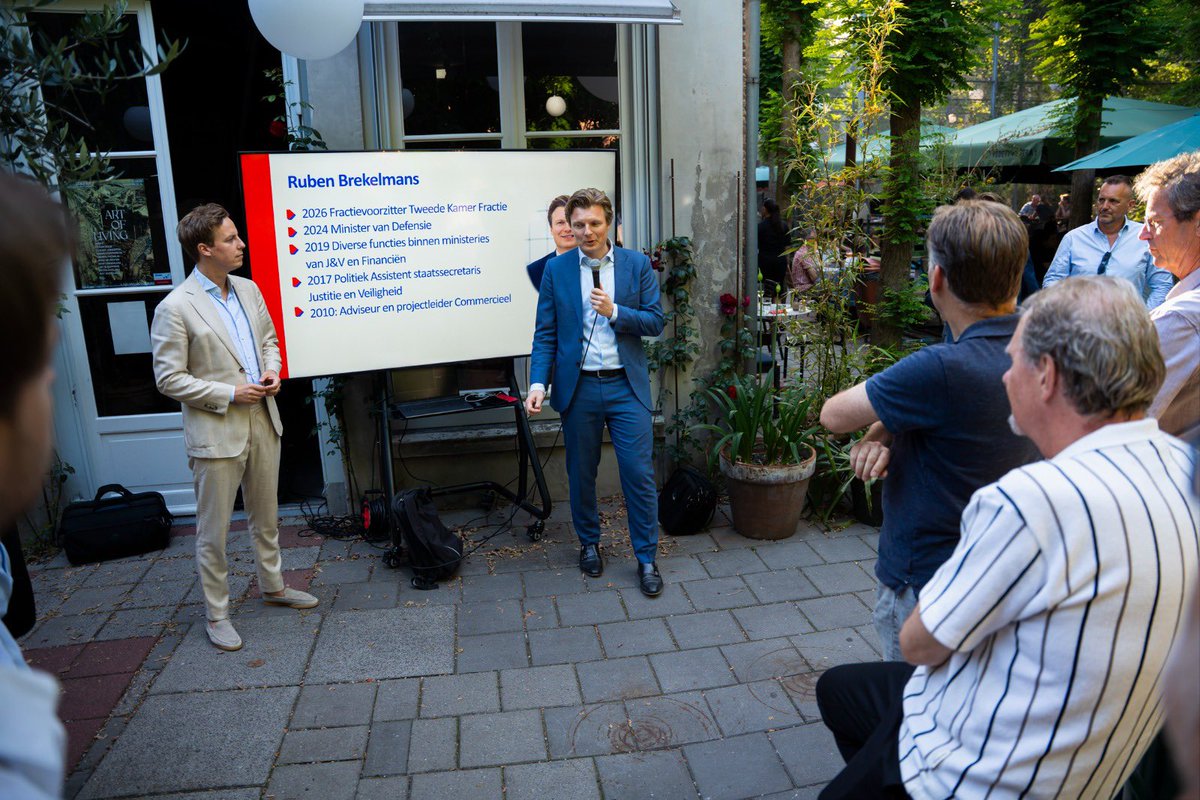 rubenbrekelmans's tweet photo. Hoe dichterbij Dordt, hoe gezelliger het wordt! 

Op bezoek in Dordrecht, waar @rolindh samen met zijn team een geweldig resultaat heeft neergezet bij de verkiezingen. Zes zetels behouden en de tweede partij van de stad. 

En nu in de nieuwe coalitie druk aan de slag om Dordrecht veilig te houden, ruimte te maken voor ondernemers en veel te bouwen. Goed dat de @dordstevvd weer verantwoordelijkheid neemt: Vol Voor Dordt!

In deze prachtige stad en de regio Drechtsteden liggen grote economische kansen. Vanuit Den Haag moeten we dat helpen aanjagen.

Met een terras vol geïnteresseerden, leden en gemeenteraadsleden spreken we over de nieuwe plannen voor Dordrecht én onze inzet in Den Haag. Bedankt voor de mooie avond!