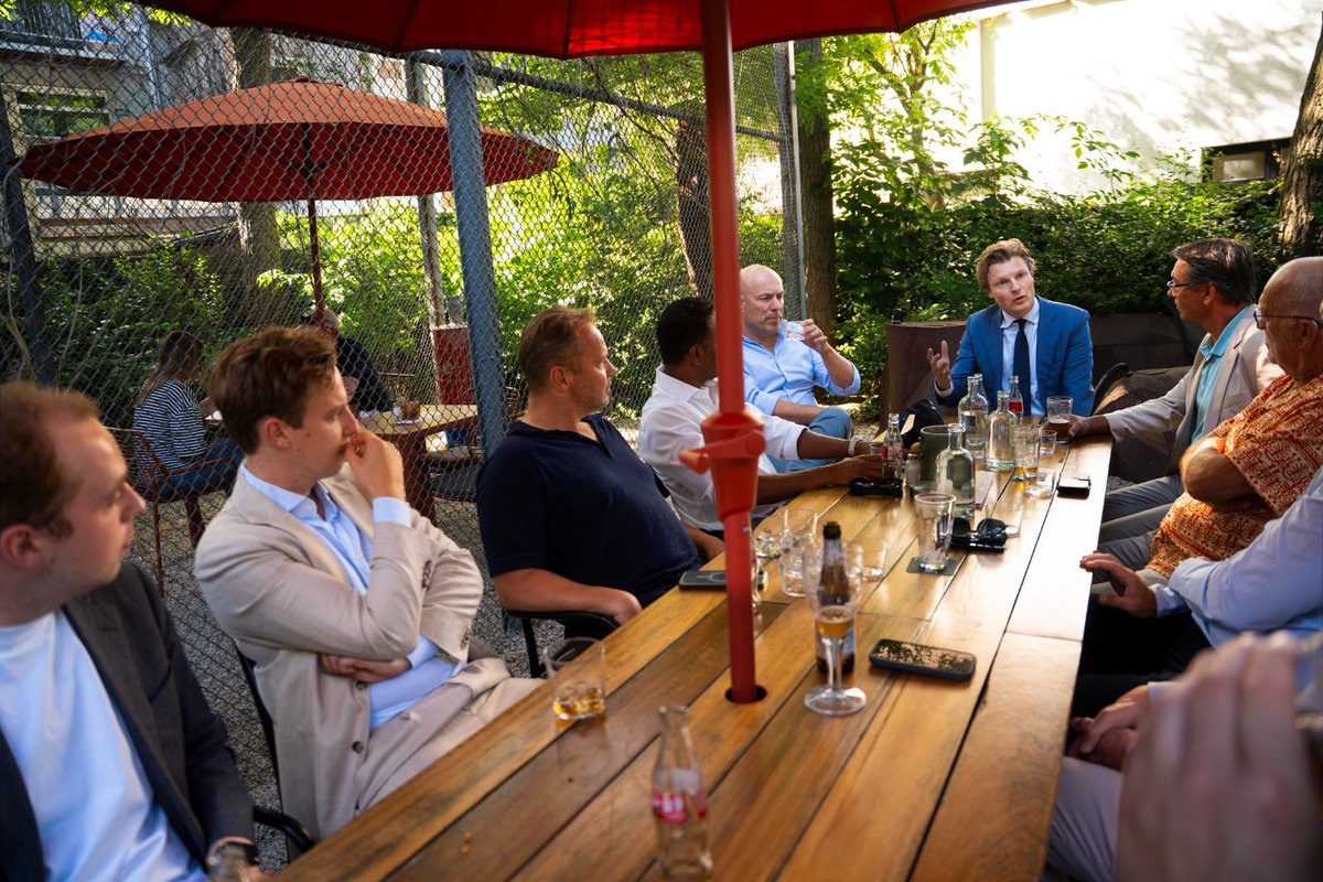 rubenbrekelmans's tweet photo. Hoe dichterbij Dordt, hoe gezelliger het wordt! 

Op bezoek in Dordrecht, waar @rolindh samen met zijn team een geweldig resultaat heeft neergezet bij de verkiezingen. Zes zetels behouden en de tweede partij van de stad. 

En nu in de nieuwe coalitie druk aan de slag om Dordrecht veilig te houden, ruimte te maken voor ondernemers en veel te bouwen. Goed dat de @dordstevvd weer verantwoordelijkheid neemt: Vol Voor Dordt!

In deze prachtige stad en de regio Drechtsteden liggen grote economische kansen. Vanuit Den Haag moeten we dat helpen aanjagen.

Met een terras vol geïnteresseerden, leden en gemeenteraadsleden spreken we over de nieuwe plannen voor Dordrecht én onze inzet in Den Haag. Bedankt voor de mooie avond!