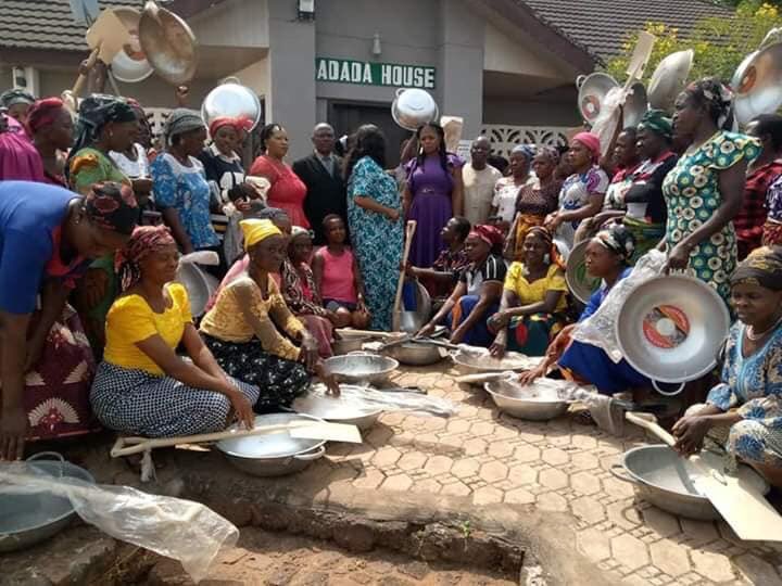 WOkene's tweet photo. Former Enugu Local Government Chairman, Hon. Chinwe Ugwu, empowered women with headpans and shovels.

I sincerely hope the First Lady, Sen. Remi Tinubu, takes a cue from this thoughtful approach to empowerment when she visits the South East. https://t.co/FccJBGw9Wc