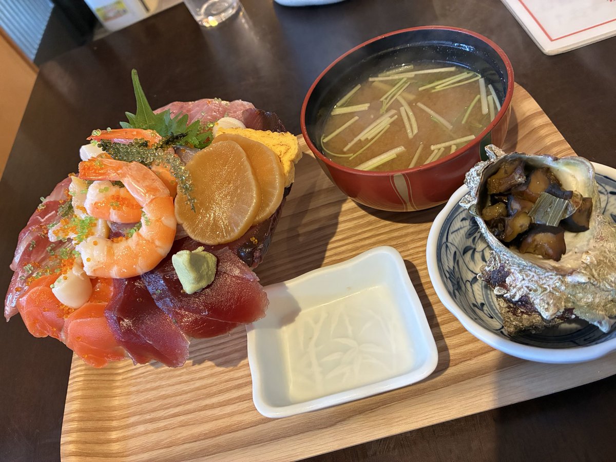 NOBLE_LoV_2's tweet photo. 海鮮丼食べたくて我慢できずに気になって��たお店へ！
海鮮丼並でこのボリュームは素敵でした✨
食べたかった海ぶどう乗っていて嬉しかった( ´∀｀)
一品にさざえ壷焼きあって迷わずこちらも👍カットして下さっていて食べやすかったたです🐚
銀むつほほ肉煮定食と海鮮丼でかなり迷いましたw
#魚かし https://t.co/OqqiWkY6sR
