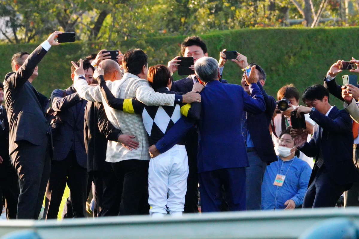 kkr8612's tweet photo. ギャンブルには違いないんだけど一丸で勝つことでいい歳した社会的な地位もある大人たちがこんな修学旅行の高校生みたいなテンションで写真撮ることあるんだ…ってなんか羨ましくなったのがアスクビクターモアの菊花賞だったんだよな

アスクビクターモアも田村先生もずっと元気でいて欲しかったよ https://t.co/9A7XkpG39w