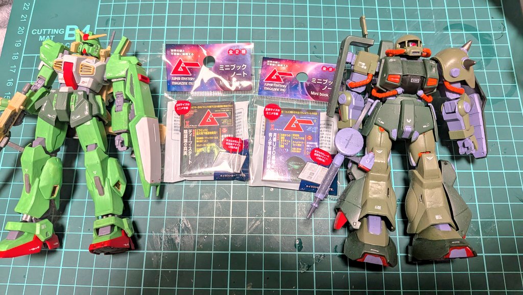 higoc2's tweet photo. セリアでムーのミニブックノートなるものを見かけてゲット
プラモと並べるとそこそこいい感じの大きさなので
美プラや30MF等に持たせたらいい感じになりそうな気がする https://t.co/XSzoqvvTJg
