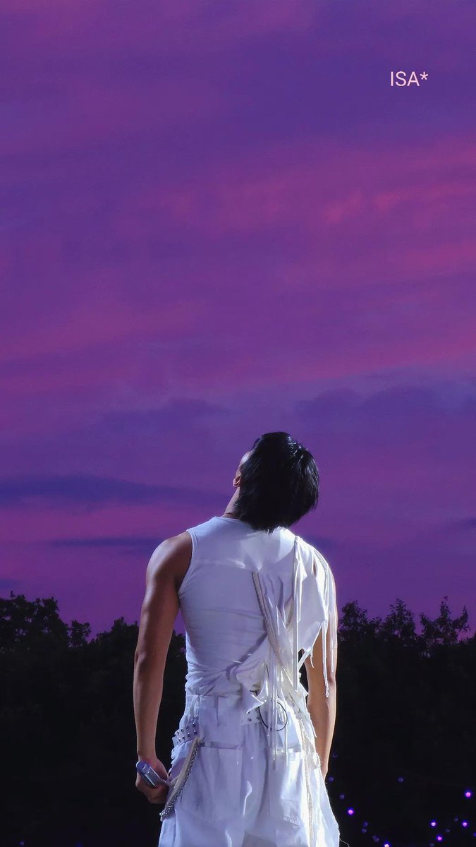 Saniberrycake's tweet photo. Seriously Choi San in front of you with the romantic London sunset in the back is some dream I never got to experience ❤️‍🩹

#CHOISAN #산 #최산  
#ATEEZinHydePark https://t.co/J4osAw3XDu