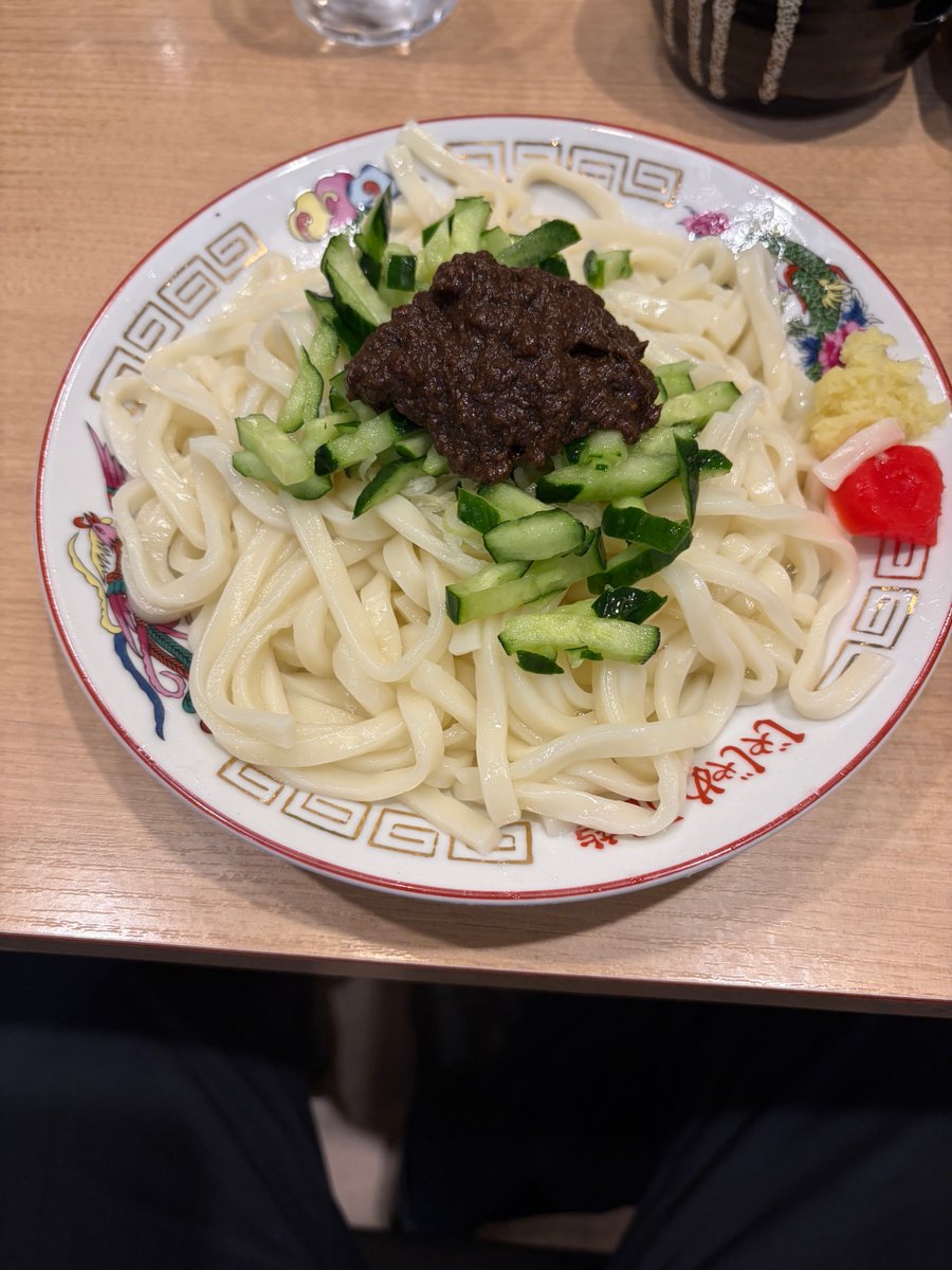 eichi2898's tweet photo. 週末に引越しの為にまた盛岡に来ますが、最終勤務日という事で新幹線に乗る前にじゃじゃ麺を。
味噌と生姜はあるけど後は卓上調味料で自分なりに味付けしてね。という他人任せのコンセプトが気に入ってリピートしてました。
〆に飲む鶏蛋湯はラー油と酢をたっぷり入れた酸辣湯風味がお気に入りでした。 https://t.co/Ik5x3gAW2a