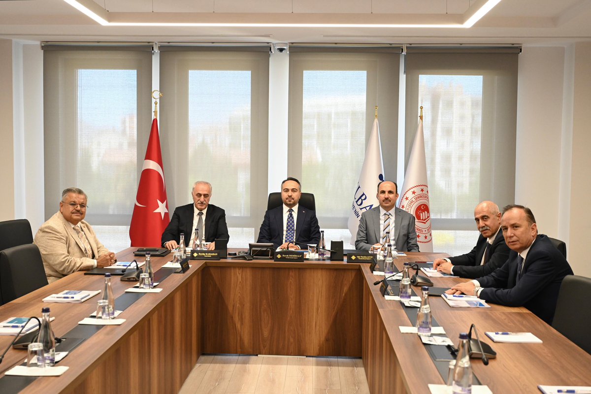 u_ibrahim_altay's tweet photo. İLBANK Yönetim Kurulu Başkanımız ve Çevre, Şehircilik ve İklim Değişikliği Bakan Yardımcımız Sayın Burak Demiralp’in başkanlığında İLBANK Yönetim Kurulu Toplantımızı Konya’mızda gerçekleştirdik.

Şehirlerimizin altyapısından çevre yatırımlarına, yerel yönetimlerimizin ihtiyaçlarından devam eden projelere kadar birçok başlığı değerlendirdik.

Toplantımızın hayırlara vesile olmasını diliyorum.