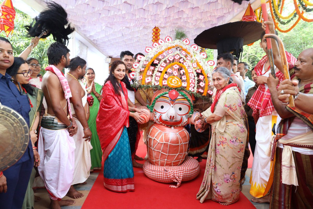 officeofNJ's tweet photo. देव स्नान पूर्णिमा के पावन अवसर पर हरियाणा सरकार में पूर्व मंत्री व वर्तमान में हिसार से विधायक श्रीमती @SavitriJindal जी व श्रीमती @ShalluJindal_ जी ने अंगुल में जिंदल स्टील परिवार के साथ भगवान श्री जगन्नाथ, भगवान बलभद्र, माता सुभद्रा एवं सुदर्शन देव के दिव्य दर्शन एवं पूजा-अर्चना कर आशीर्वाद प्राप्त किया।

आगामी रथ यात्रा से पूर्व महाप्रभु श्री जगन्नाथ से सभी के जीवन में सुख, शांति, समृद्धि और उत्तम स्वास्थ्य की मंगलकामना।

जय जगन्नाथ! 🙏
