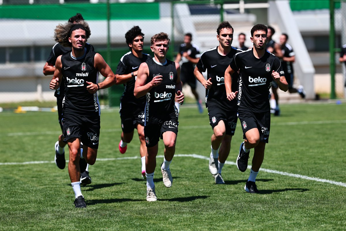 Besiktas's tweet photo. Sabah antrenmanı. 🦅 https://t.co/KqMXGIaztX