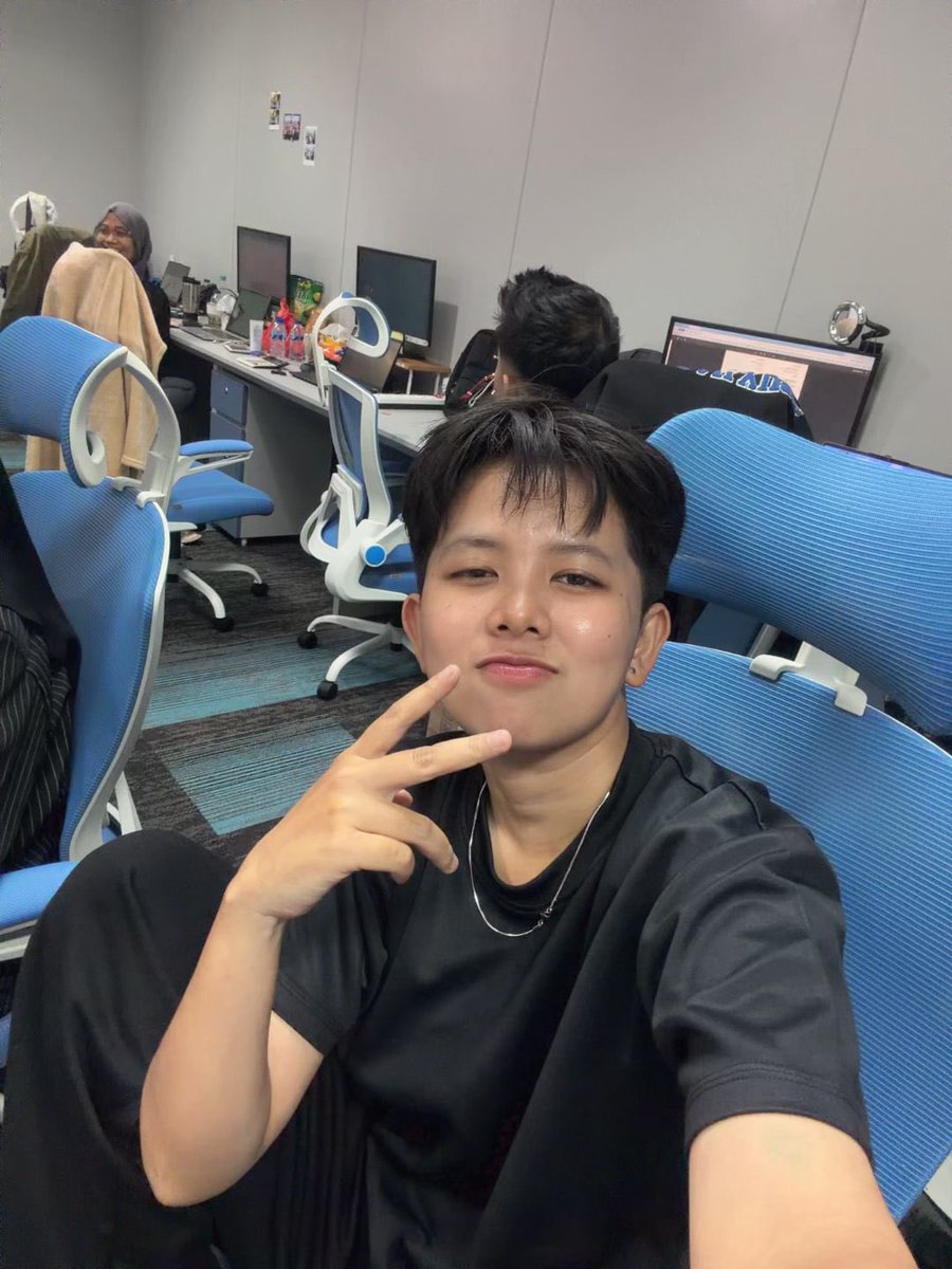 holyshitxz's tweet photo. emang paling mantep duduk tuh angkat kaki satu https://t.co/OT44MNBBBQ