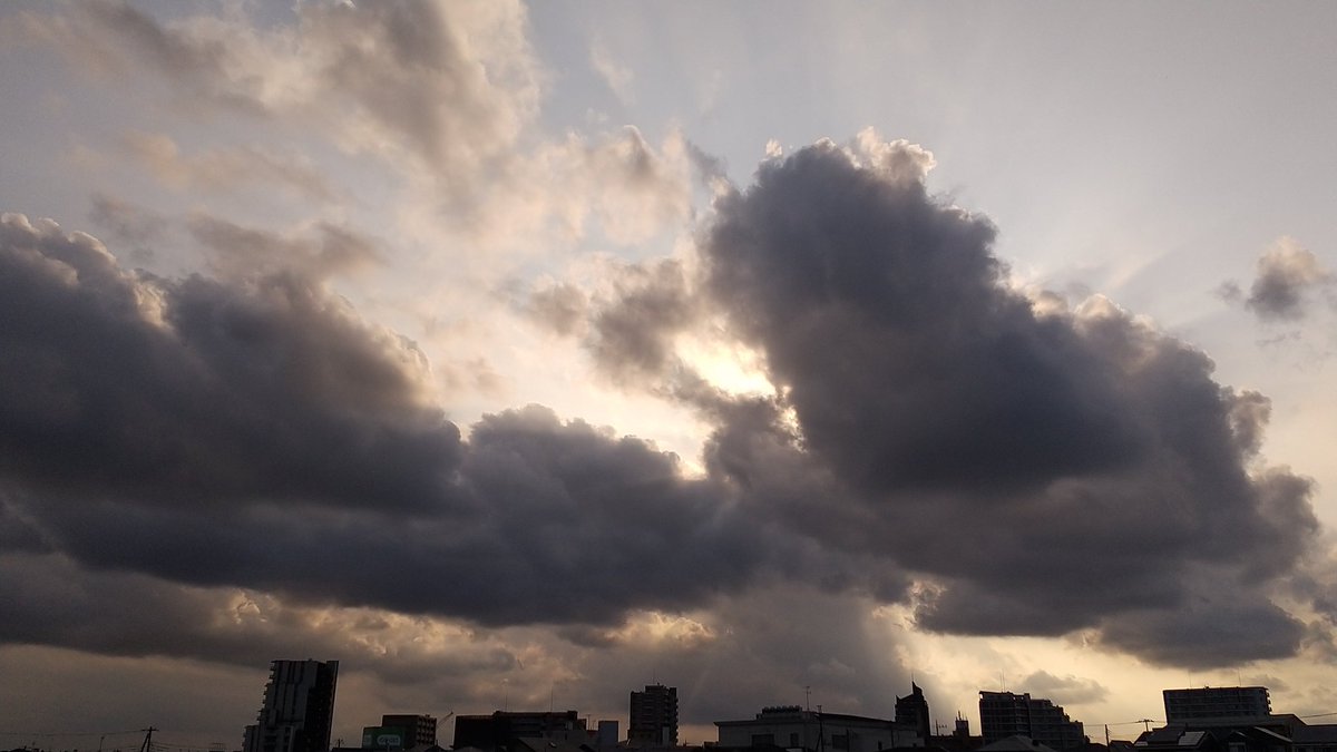 JustinMichiko's tweet photo. 今日の夕空

曇り一時雨予報でしたが
青空が広がりました

1枚目　散歩途中の南方面の
　　　       青空と白い雲　17:00
2.3枚目 　何時もの所から 17:29

2026.06.30  千葉北西部
#雲友の会 https://t.co/34eCkn9hk6