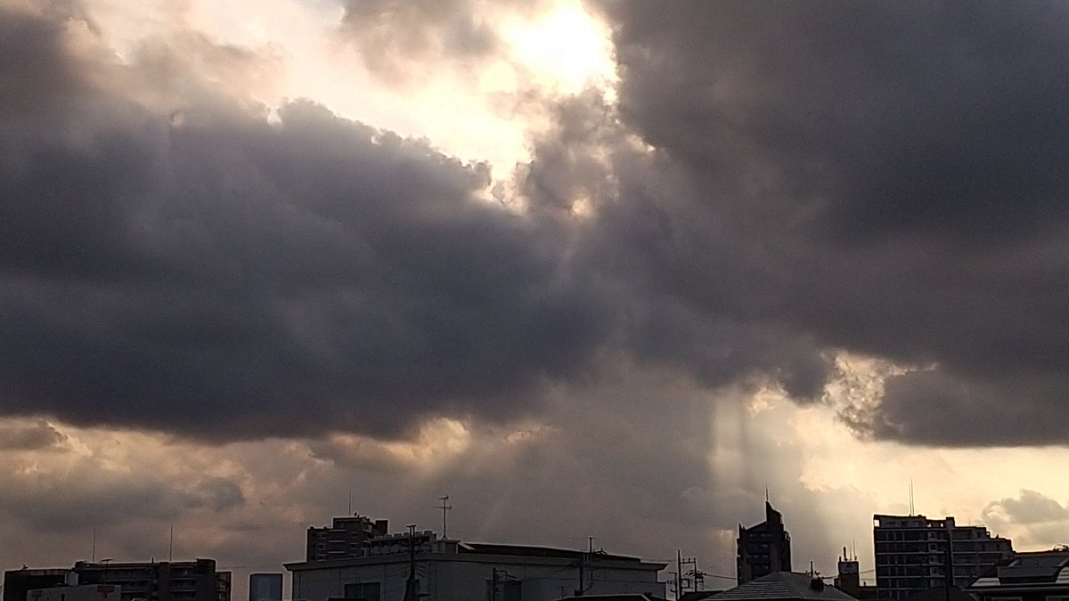 JustinMichiko's tweet photo. 今日の夕空

曇り一時雨予報でしたが
青空が広がりました

1枚目　散歩途中の南方面の
　　　       青空と白い雲　17:00
2.3枚目 　何時もの所から 17:29

2026.06.30  千葉北西部
#雲友の会 https://t.co/34eCkn9hk6