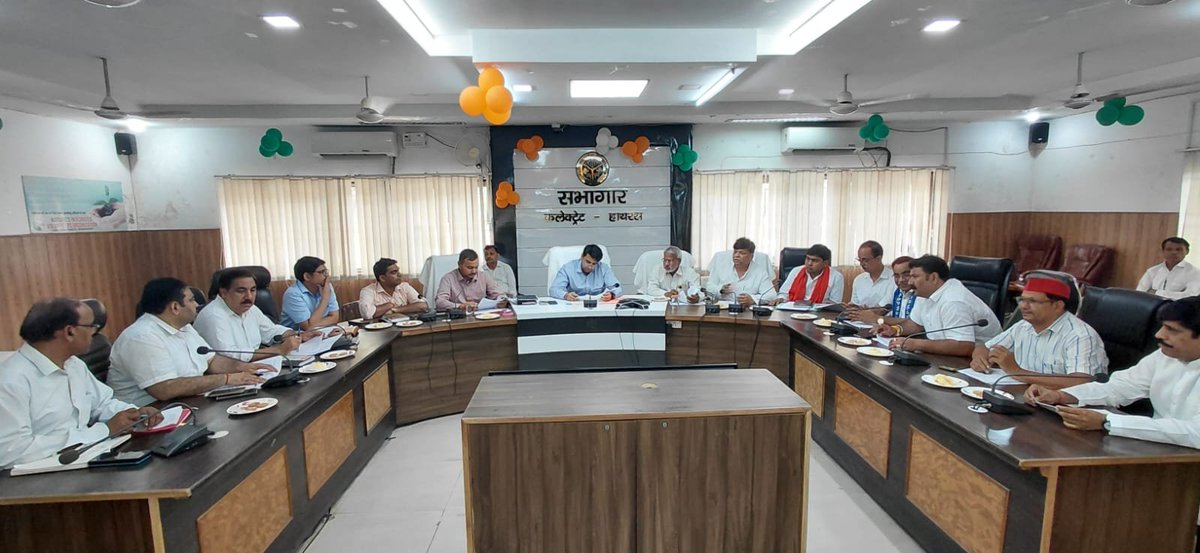 dm_hathras's tweet photo. आगामी निर्वाचन की तैयारियों के क्रम में जनपद में मतदेय स्थलों के संभाजन एवं पुनर्गठन के सम्बन्ध में कलेक्ट्रेट सभागार में जिला निर्वाचन अधिकारी अतुल वत्स की अध्यक्षता में मान्यता प्राप्त राजनीतिक दलों के अध्यक्षों एवं प्रतिनिधियों के साथ बैठक आयोजित की गई।
बैठक के दौरान जिला निर्वाचन अधिकारी ने बताया कि भारत निर्वाचन आयोग एवं मुख्य निर्वाचन अधिकारी, उत्तर प्रदेश के निर्देशानुसार जनपद के सभी मतदेय स्थलों का पुनः परीक्षण कराया जा रहा है। आयोग के मानकों के अनुसार जिन मतदेय स्थलों पर 1200 से अधिक मतदाता हैं, उनका विभाजन कर नए मतदेय स्थल बनाए जाएंगे, ताकि मतदान प्रक्रिया अधिक सुगम, व्यवस्थित एवं पारदर्शी ढंग से संपन्न कराई जा सके।

@ECISVEEP @SpokespersonECI @ceoup @InfoDeptUP

 #Hathras #Election #SVEEP #Loktantra  #UttarPradesh