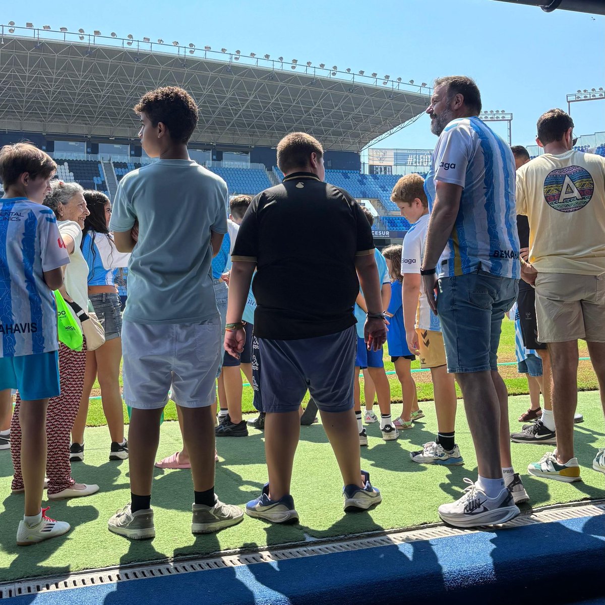 DivinaPastora's tweet photo. Los niños y niñas del #AulaDivinaPastora han visitado La Rosaleda y han tenido el honor de tener a Basti como guía. Una forma espectacular de despedir el curso escolar hasta septiembre. ☀️🏖️

Gracias al @MalagaCF por abrirnos las puertas de su casa 💙🤍 https://t.co/KEvGco5r63