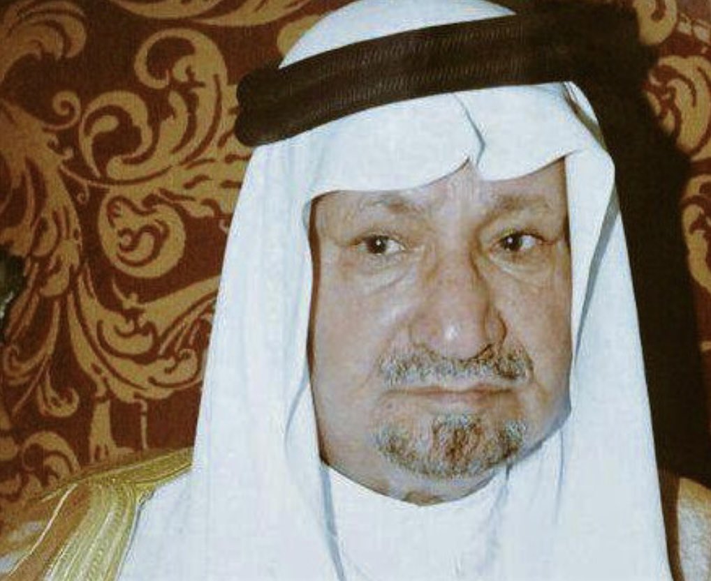 bogaili's tweet photo. كان الشاعر شليويح  بن شلاح من أكبر شعراء المحاورة (القلطة)، ومن أغزرهم إنتاجًا وأقواهم حضورًا. 
لم يكن شاعر قوافٍ فحسب، بل كان شاعر معنى ،يفتل المعنى بإحكام، وينقضه بذكاء، ويتابع خصمه بيتًا بعد بيت حتى يحسم المحاورة بقوة الحجة وعمق الفكرة.

امتلك أسلوبًا خاصًا، وطواريق وألحانًا ابتكرها، وترك إرثًا كبيرًا من المحاورات مع كبار شعراء عصره، حتى أصبح أحد أبرز رموز الشعر الشعبي وفن المحاورة، إلى جانب قصائده في النظم.

تشرفت بمعرفته، رحمه الله، وكان عمري آنذاك واحدًا وعشرين عامًا، بينما كان هو في الخمسين من عمره. تحاورت معه في ميادين الشعر، وكان يشجعني ويثق بقدرتي، فأخذ بيدي، ودعيا معا  إلى كثير من المحافل، وسافرنا  إلى مناسبات كبرى في المملكة العربية السعودية . 
تعلمت منه الكثير، ليس في الشعر وحده، بل في قراءة المعنى، وسرعة البديهة، واحترام الكلمة.

عاصر ملوكًا ورؤساء وأمراء، وتحاور أمامهم مع كبار شعراء المحاورة، فكان اسمًا حاضرًا في أكبر المناسبات، ومحل تقدير الجميع.

أما في السفر، فكانت له شخصية آسرة ،كنا نشكل فريقًا منسجمًا، نتبادل الضحكات والمواقف الطريفة. 
كنت أبدع في صناعة الموقف، وكان هو يبدع في إطلاق الطرفة. 
ومع كل ذلك، فإذا صعد إلى منصة المحاورة، تحول إلى شاعر شديد التركيز، لا يساوم على رده، ولا يترك بيتًا لخصمه إلا وقد نقضه، وأحكم الرد عليه، وحسم المعنى لصالحه.

رحم الله الشاعر شليويح بن شلاح، فقد كان مدرسة في الشعر، وقامة في المحاورة . 
سيبقى حاضرًا في الذاكرة، وفي القلب، ما بقي للشعر الشعبي عشاق يروون سير أعلامه .