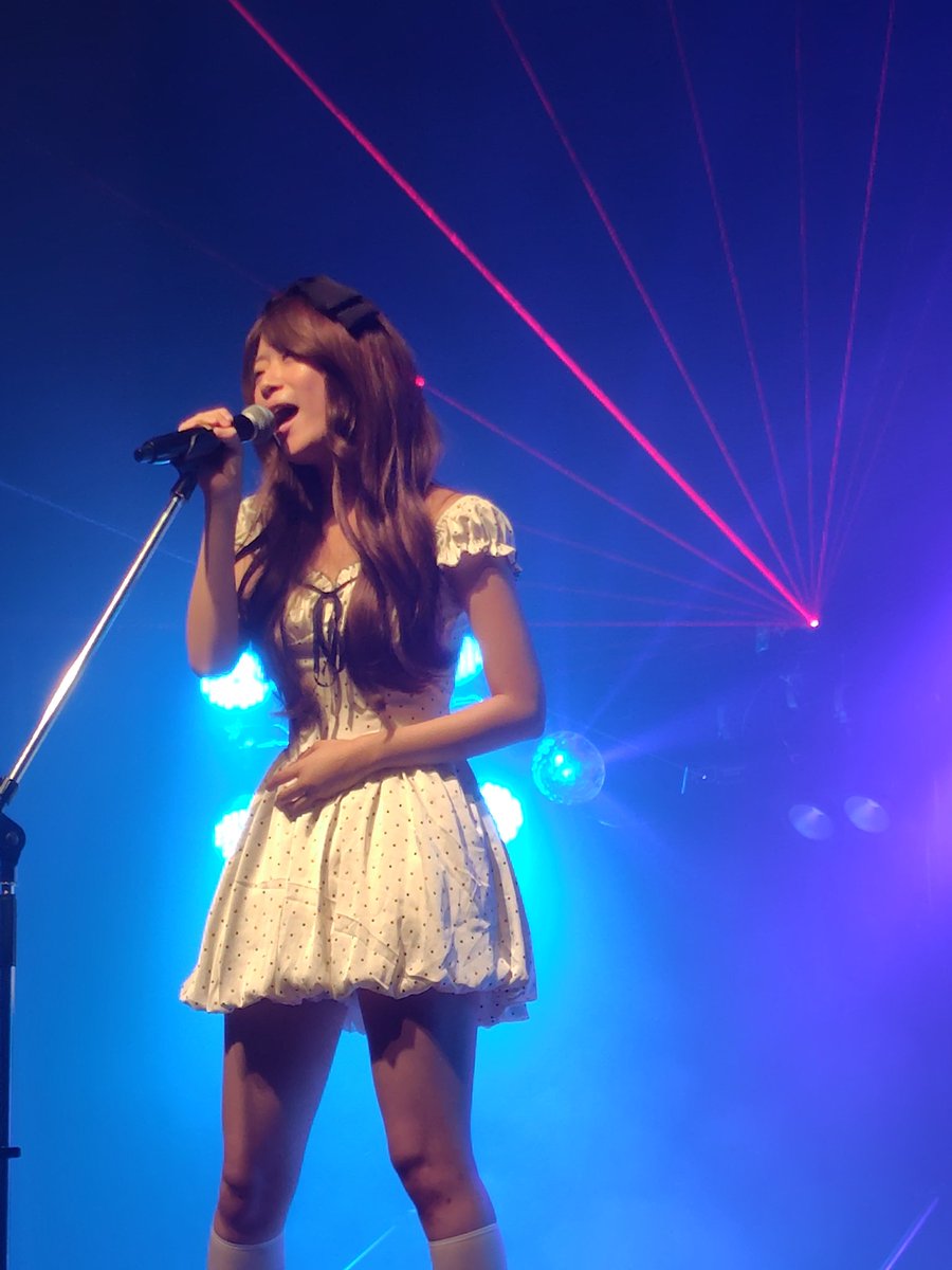 ma_kun39's tweet photo. 一昨日の別府ブルーバード会館でのライブ、4番手の #LAYLA ちゃん。先日の焼肉丹々1日店長の時とは全く違った雰囲気で、懐かしの昭和歌謡を披露。中森明菜ちゃんのメドレーが心に響きました。そして、この後出演予定の #RIMSYNC の枠でも歌うとか。。。
#麗蘭 https://t.co/hFOP41asgx
