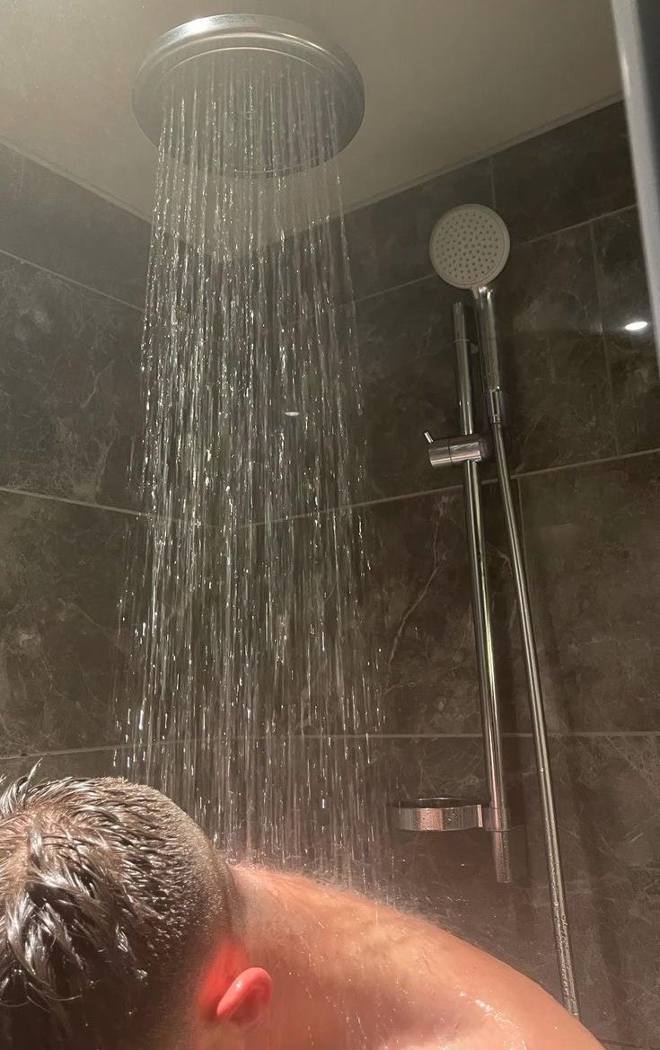 AndyjnrUmaru's tweet photo. Shower                                       ????? https://t.co/6ZMvcB1kj7