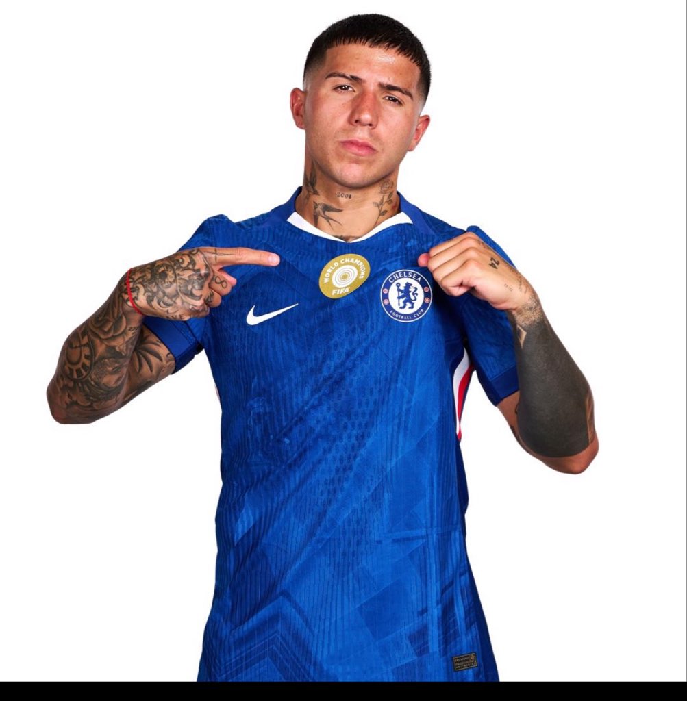 CFC_fiona's tweet photo. 🚨MY THOUGHTS ON ĚÑŽØ FERNANDEZ 

I don’t want Enzo Fernández to stay just because another club decided not to pursue him.

I want him to stay because he truly believes in Chelsea, the project, and what we’re building under Xabi Alonso should be real.

That’s the mentality I want from every player who wears this badge. 💙

Agree or disagree?😩💙

 #CFC