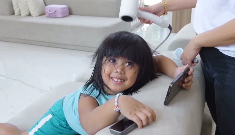 donatotchilaxaa's tweet photo. ma’am belinda and sir donato spotted sa new vlog ni cong haha hello kidlat 🤩 

#DonBelle #DonnyPangilinan #BelleMariano https://t.co/SnmczHLLB7