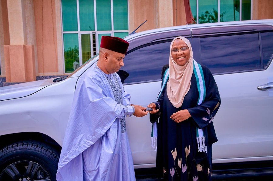 ayowole_obi's tweet photo. Professor Adamu Abubakar Gwarzo has fulfilled his promise by donating a brand new official vehicle to the Vice-Chancellor of Northwest University, helping the school's leadership move around easily to do their daily work https://t.co/HEOQl7WqOO