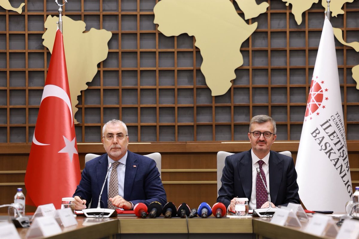 burhanduran's tweet photo. Basın İlan Kurumumuz ile Türkiye İş Kurumumuz arasında, yerel ve ulusal basınımızın insan kaynağını güçlendirmeye yönelik iş birliği protokolünü imzaladık.

İletişim ekosisteminin hızla değiştiği dijital çağda, güçlü bir medya yapısının ancak nitelikli insan kaynağıyla mümkün olduğuna inanıyoruz. Bu anlayışla, basın mensuplarımızın çalışma şartlarının iyileştirilmesine, mesleki gelişimlerinin desteklenmesine ve medya sektörümüzün güçlendirilmesine yönelik çalışmalarımızı kararlılıkla sürdürüyoruz.

İmzalanan protokol kapsamında, Basın İlan Kurumu sisteminde yer alan basın işletmelerinde işbaşı eğitim programları uygulanacak; gazeteci adayları mesleki tecrübelerini doğrudan sahada edinirken, medya kuruluşlarımız da nitelikli insan kaynağına kavuşacaktır.

Bu iş birliğinin özellikle yerel basınımıza ve Anadolu medyamıza önemli katkılar sağlayacağına inanıyorum. Cumhurbaşkanımız Sayın Recep Tayyip Erdoğan’ın ifade ettiği üzere, Anadolu medyası milletimizin sesidir. Bu sesi daha da güçlendirecek her adım, aynı zamanda ülkemizin iletişim kapasitesine yapılmış önemli bir yatırımdır.

Bu vesileyle, desteklerinden dolayı Çalışma ve Sosyal Güvenlik Bakanımız Sayın Prof. Dr. Vedat Işıkhan’a, Basın İlan Kurumu ile Türkiye İş Kurumu’nun kıymetli yöneticilerine teşekkür ediyor; protokolün medya sektörümüz için hayırlı olmasını temenni ediyorum.