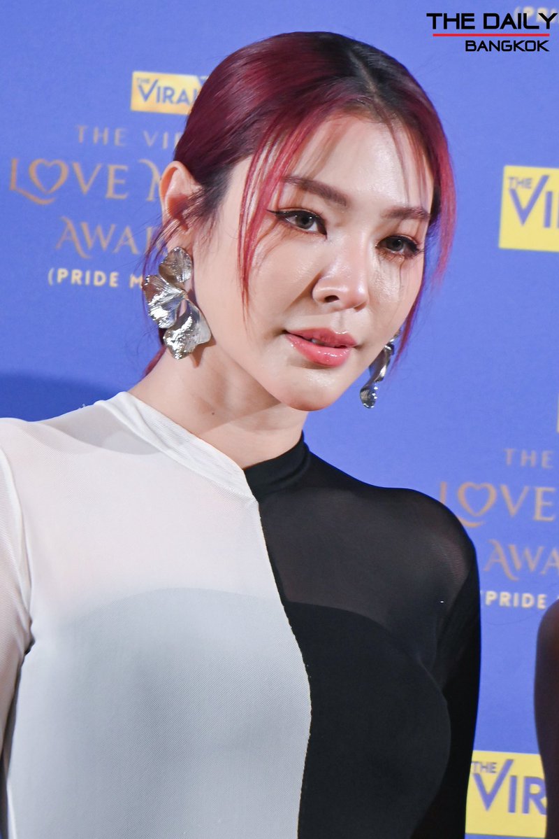 thedailybkk's tweet photo. " ฝ้าย-อะตอม " ในงาน The Viral Hits Love Moment Awards 2026

FAYEATOM AT TVHLM AWARDS
#TVHLMA2026xFayeAtom
#FayePeraya #AtomPariya 
#FayeAtom #ฝ้ายอะตอม
#TheViralHitsLoveMomentAwards2026 https://t.co/efadD4kJJj