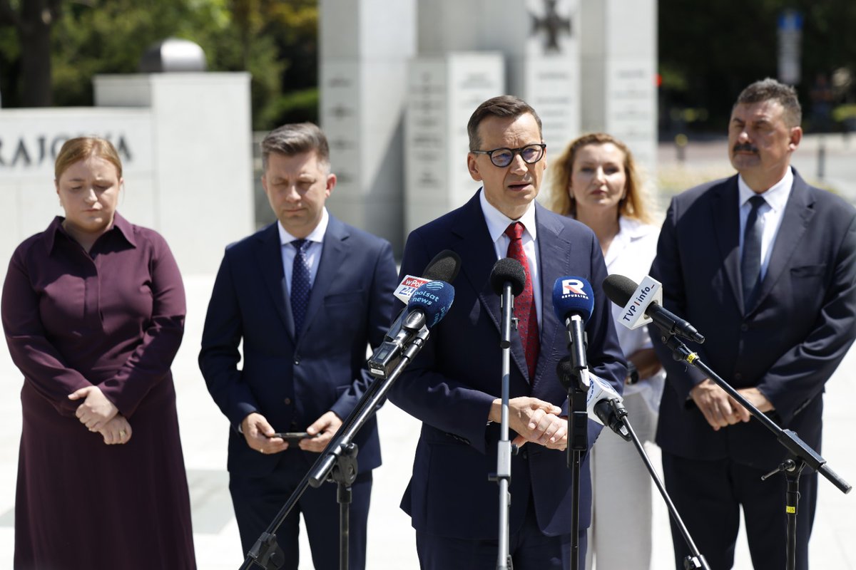 MorawieckiM's tweet photo. 🟥Polska nie może być miejscem, w którym bezkarnie gloryfikuje się UPA, Banderę i sprawców ludobójstwa na Polakach.

🟥Dlatego jasno mówimy: zmiana art. 256 Kodeksu karnego musi objąć symbole, emblematy, medale i wszelkie formy propagowania ukraińskiego nacjonalizmu z czasów II wojny światowej.

🟥Kto w Polsce publicznie czci UPA, sławi Banderę albo posługuje się symbolami organizacji odpowiedzialnych za mordowanie polskich dzieci, kobiet i całych wsi - powinien ponieść odpowiedzialność karną, a cudzoziemiec powinien zostać deportowany.

🟥Bez wyjątków. Bez politycznej poprawności. Bez zamiatania sprawy pod dywan.

🟥Przyjęcie takiej ustawy da państwu polskiemu jasną podstawę prawną do natychmiastowych działań. Także wobec osób publicznych, samorządowców czy polityków z Ukrainy, którzy próbują przenosić kult UPA na polską ziemię.

🟥Dziś razem z @michaldworczyk, @RyszardBar98354, @OlgaEwaSemeniuk i @Pawlowska_pl mówimy stanowcze NIE hańbiącej bierności rządu Tuska wobec gloryfikowania zbrodniarzy z UPA.

🟥Oddaję Order Jarosława Mądrego do powstającego Muzeum Rzezi Wołyńskiej w Chełmie, aby służył pamięci ofiar tej strasznej ukraińskiej zbrodni na Polakach.

🟥Złożymy także poprawkę do sprawozdania Parlamentu Europejskiego ws. Ukrainy:
„Parlament Europejski uznaje UPA za organizację o nazistowskim charakterze, odpowiedzialną za masowe zbrodnie na ludności cywilnej, polskiej i żydowskiej, której gloryfikowanie nie daje się pogodzić z wartościami europejskimi”.

🟥Nie będzie naszej zgody na Ukrainę w Unii Europejskiej, jeśli nie potrafi rozliczyć się z historią, potępić ludobójstwa i odrzucić kultu Bandery.

🟥NIE dla bierności polskiego rządu.
🟥NIE dla gloryfikowania UPA.
🟥NIE dla banderyzmu w Polsce.

🟩TAK dla deportacji tych, którzy w Polsce czczą zbrodniarzy.
🟩TAK dla prawdy historycznej.
🟩TAK dla pamięci o ofiarach Rzezi Wołyńskiej. 
 🇵🇱