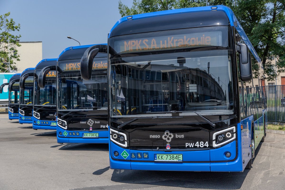 krakow_pl's tweet photo. #Krakow #MPK #AutobusyWodorowe #autobusy #NoweAutobusy #KomunikacjaMiejska 
Miejskie Przedsiębiorstwo Komunikacyjne S.A. w Krakowie  rozpoczyna eksploatację własnych autobusów zasilanych wodorem!
10 takich pojazdów 🚌🚍zostało dziś zaprezentowanych w zajezdni autobusowej Płaszów. Po prezentacji autobusy wyjechały na linie 123, 148, 158, 162 i 307.

Autobusy wodorowe NesoBus mają 12 m długości, mogą pomieścić 88 pasażerów. Wszystkie są niskopodłogowe, wyposażone w klimatyzację, nowoczesny system informacji pasażerskiej i dostępne dla osób z ograniczoną mobilnością.

Wyróżniają się zerową emisją spalin – jedynym produktem ubocznym ich pracy jest para wodna.
📷 Bogusław Świerzowski/ https://t.co/tZgIasj5cI
https://t.co/GTm2iqqvrU