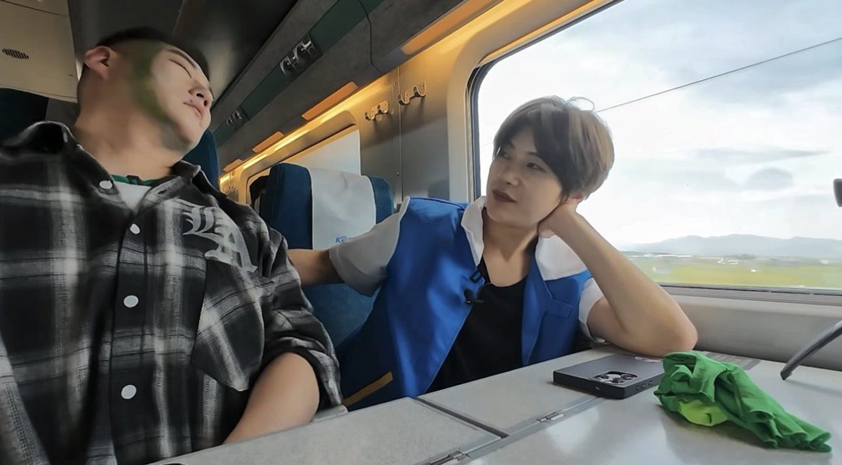 mtbtgv_chu's tweet photo. 相手はおじさんだと言うのに、こんなドメロい顔で寝顔見つめて、起きたら優しく囁くのヤバいんですけど、カビゴンのコスプレさせられたおじさんなのに https://t.co/GSZuelcZ3I