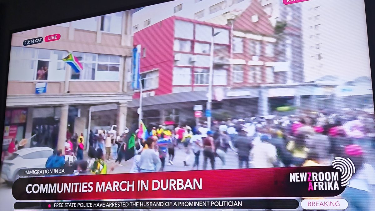 PhilMphela's tweet photo. People cheering and flying South African flags in Durban during the peaceful #MarchAndMarch protests. 

Wherever you sit on this issue, you can't deny the clear message being sent to our government. 

South Africans are tired. 🇿🇦 https://t.co/XxFiaKkXEe