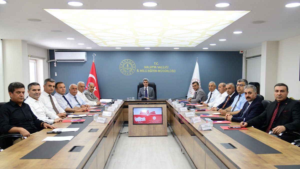 MalatyaMem's tweet photo. İl Müdürümüz Sayın Behçet Bakır başkanlığında, İlçe Millî Eğitim Müdürlerimizin katılımıyla yıl sonu değerlendirme toplantısı gerçekleştirildi.

Toplantıda, 2025-2026 eğitim öğretim yılı kapsamında yürütülen eğitim-öğretim faaliyetleri değerlendirilirken, ilçelerde gerçekleştirilen çalışmalar ele alındı. Ayrıca yeni döneme yönelik planlamalar, eğitimde niteliğin artırılmasına yönelik hedefler ve yapılacak çalışmalar hakkında görüş alışverişinde bulunuldu.

@tcmeb @Yusuf__Tekin @SeddarYavuz @TCMalatyaV @behcet_bakir
