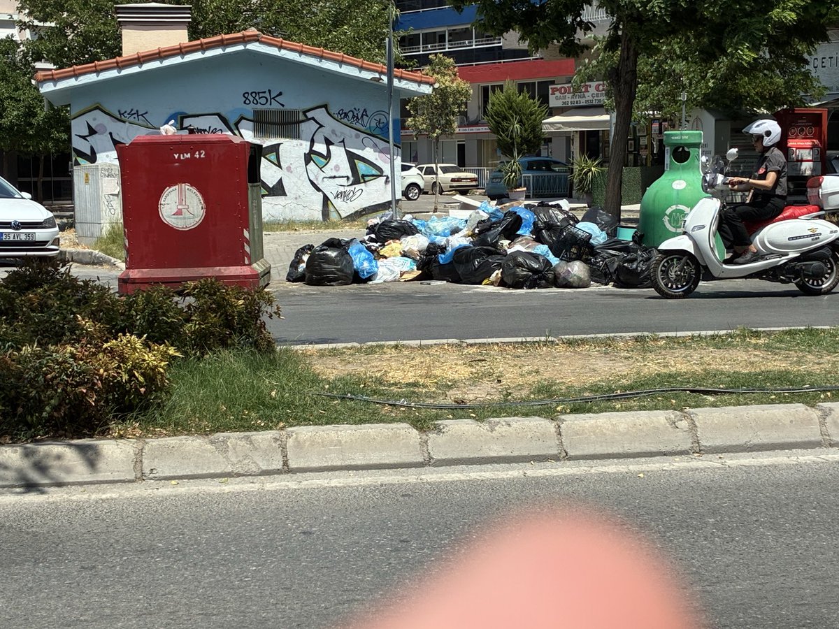 SemihCngzz's tweet photo. @izmirbld Aylardır Karşıyaka yalı mahallesi, şemikler bostanlı heryer aynı her yer çöp varmı bunun için bir çözümünüz teşekkürler. https://t.co/cc14WpfyJE