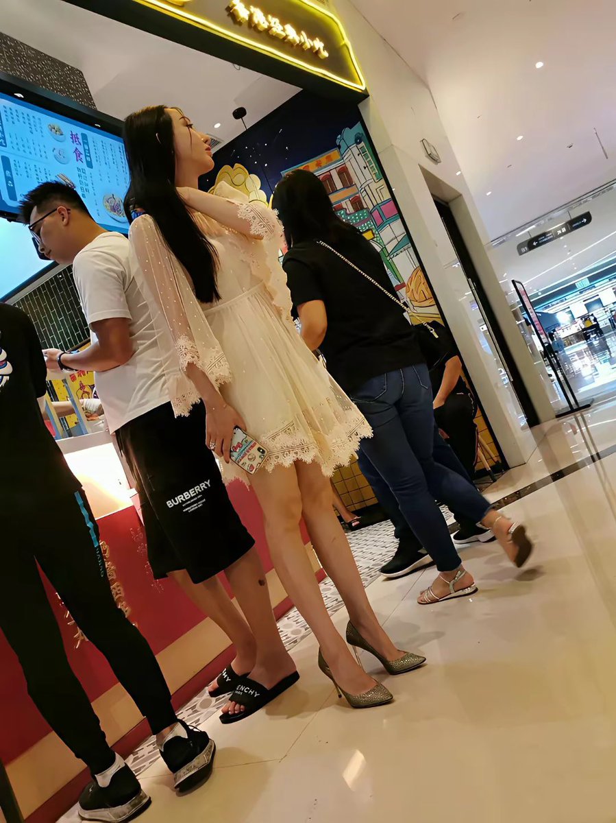 huanghui20001's tweet photo. 晚上排队吃饭时遇到的，刚开始以为是仙女，直到她把高跟鞋拿起来……
然后她一直坐在那里没有去洗手，餐上桌后她拉开一次性筷子直接来吃。
不知道她男朋友是不是吃得下。 https://t.co/2QtpMfV3D5