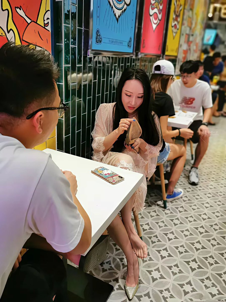 huanghui20001's tweet photo. 晚上排队吃饭时遇到的，刚开始以为是仙女，直到她把高跟鞋拿起来……
然后她一直坐在那里没有去洗手，餐上桌后她拉开一次性筷子直接来吃。
不知道她男朋友是不是吃得下。 https://t.co/2QtpMfV3D5