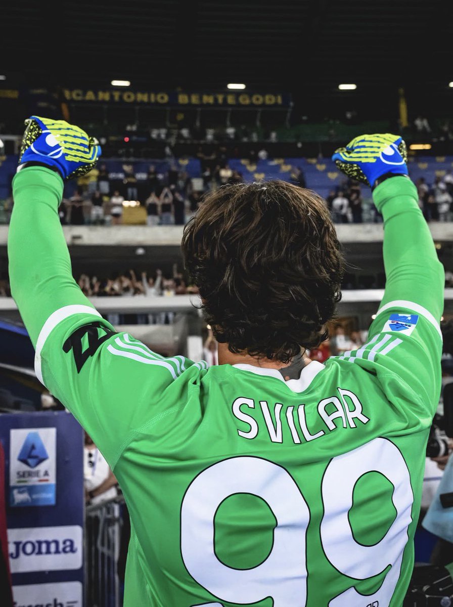 soccorso_andrea's tweet photo. Fanno ridere i ladri che pensano di poter prendere a 40 milioni il miglior portiere della Serie A, non hanno 15 milioni per il Dibu pensa più di 60 per Svilar, questo succede quando hai la stampa a favore, le narrazioni ahahahahahahahaha https://t.co/WaUQf9C2PG